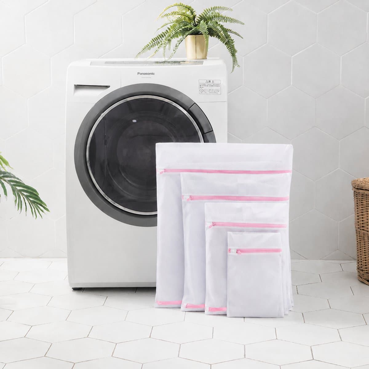 4 Waszakken voor de wasmachine: Vier waszakken in verschillende maten, geschikt voor diverse kledingstukken, waaronder jassen, broeken, overhemden, delicate onderkleding, ondergoed en sokken,roze — afbeelding 1