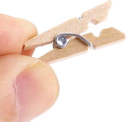 Kleine houten mini knijpers - 50 STUKS - Knijpertjes - Fotoknijpers - Geboorte wasknijpers - 2.5 CM - Kaartknijpers - Foto knijpers - Knijper om foto's aan op te hangen - Fotohouder - Knijpers — thumbnail 2