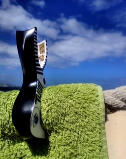 tuuli Accessories Summer Clips Grote Strandclips Handdoek Voor Strandlaken Wasknijpers Clip Strandstoel Jacht Kinderwagen Toebehoren (2x Zwart + 2x Wit) — thumbnail 4