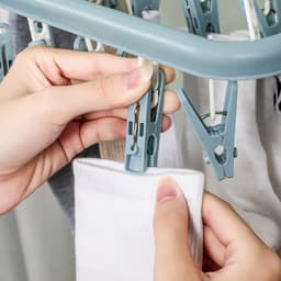 Opvouwbaar hangend kledingrek met 32 klemmen - kleerhangers - kleerhangers kunststof - Multifunctioneel windbestendig droogrek - Droogrek voor sokken en ondergoed - Huishoudelijk plastic kledingdroogrek - Hangend droogrek - blauw — thumbnail 4