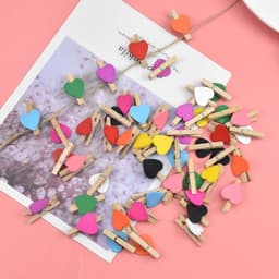 50 stuks mini houten haringen - 3 cm hart houten gekleurde haringen voor het vasthouden van foto, houten foto display clips papieren haringen met 10 M jute string voor decoratieve fotomuur — thumbnail 3