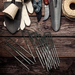 FLOORDIREKT Grondanker Haringen voor Kunstgras - Stabiele & Corrosiebestendige - Voor Kunstgras, Onkruidvlies, Schutting, Tent, Camping & Tuin - Gemaakt van Ijzerdraad - U-Vorm - 100 stuks - 15 x 3 cm — thumbnail 2