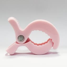 Kleurrijke kinderwagenclips - te gebruiken voor het vastzetten van gaasdoekjes, speelgoed, stoelhoezen en dekens - gemaakt van kunststof - universeel - verpakking van 8 stuks (4 kleuren) — thumbnail 4
