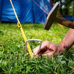 Set van 20 gegalvaniseerde grondankers van 200 x 25 x 4 mm, ideaal voor tuin, tenten en onkruiddoek, stevige bevestiging voor schuttingen en tuinprojecten — thumbnail 2
