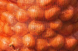 Hangend gaas opbergnet voor groenten en hout - 52 x 82 cm — thumbnail 2