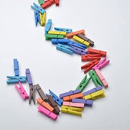 100 Stuks Mini Gekleurde Wasknijpers 3,5 cm - Multifunctionele Wooden Clips voor Ambachten en Decoraties — thumbnail 2