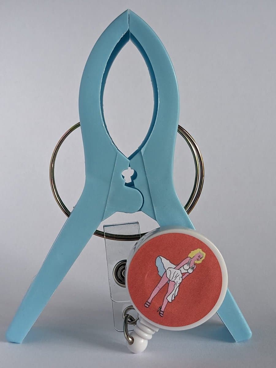 Anti-slipclip - Anti Slip Clip - Lichtblauw - Fiets - Fietsclip - Opwaaiende Rokjes - Jurkjes - Fietsclip - Rokjesclip - Poncho's - Slipclip — afbeelding 1