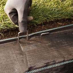 Set van 100 anti-roest 6 inch 11 gauge zware platte U-vormige tuin beveiligingsharingen spikes pinnen haringen - gegalvaniseerde graszoden nietjes voor het verankeren van landschapsstof — thumbnail 4