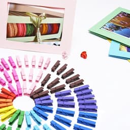 eBoot Mini Gekleurde natuurlijke houten knijpers wasknijpers kleding fotopapier peg pin kracht clips met koord, 100 stuks — thumbnail 3