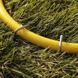 Set van 100 anti-roest 6 inch 11 gauge zware platte U-vormige tuin beveiligingsharingen spikes pinnen haringen - gegalvaniseerde graszoden nietjes voor het verankeren van landschapsstof — thumbnail 5
