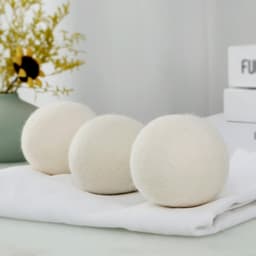 Een set van 6 herbruikbare wollen droogballen, pluisvrij, geschikt voor het drogen van kleding, dierenharen en kledingpluisjes. — thumbnail 2
