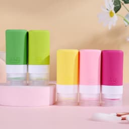 Set van 5 siliconen reisflessen, FDA-toegelaten 60 ml reisformaat, BPA-vrij, lekvrije, knijpbare siliconen slangen voor shampoo, spoeling, lotion, zeep met etiketten — thumbnail 4