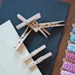 Wasknijpers, 20 stuks, van gecertificeerd beukenhout, kwaliteit Made in Germany, veelzijdig inzetbaar, om was op te hangen en voor knutselwerk, plasticvrij, duurzaam en stabiel — thumbnail 5
