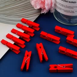 Houten fotoclips - Mini wasknijpers - Ambachten decoreren - Natuurlijk materiaal - 50 stuks - Rood — thumbnail 3