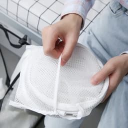Opvouwbare wasmand wit - pop up wasmand - wasmand voor op reis - wasmand met hengsels - was sorteren met extra opbergvak - waszak opvouwbaar voor onderweg - vakantie wasmand met handvatten — thumbnail 4