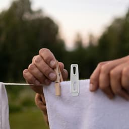 Wasknijpers – Wasknijpers – 100 stuks – Stevig en duurzaam – geschikt voor het ophangen van kleding en dekens – Windbestendig – Roestvrij staal – 1,0 mm platte clip zonder spijker — thumbnail 2