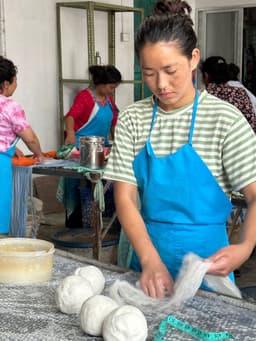 Una Lomes Wasdrogerbollen. Wasdrogerballen. Drogerbollen. 100% wol. Duurzaam. Social Impact. Fair trade uit Nepal. Viltatelier. Sociale werkplaats. Energiebesparing. Geen plastic afval. Goed gevoel. Zacht voor je was, Lief voor onze wereld — thumbnail 5