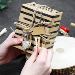 Wasknijpers en 50 m jute touw, kleine houten knijpers als decoratie voor foto's, collages, ansichtkaarten, foto's & geluksgeschenken (120 stuks - met jute lint - naturel) — thumbnail 5