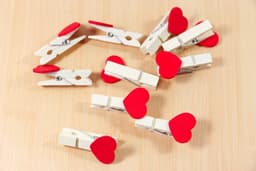 Mini Houten Clips - Harten Wasknijpers - Foto's Ophangen - Natuurlijk Hout Ontwerp - 100 Stuks - Rood — thumbnail 2
