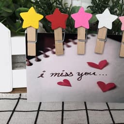 Dailygoods- Wasknijpers 50 Stuks - Sterren Houten Wasknijpers - Mini Clips - Kleurrijke Fotoclips - Ambachtelijke Decoratie - Afmetingen 3 x 0,4 cm - Decoratieclips — thumbnail 2