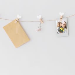 60x Mini Houten Hartjes Clips - Kleine Decoratieve Waslijnklemmen voor Foto's en Kaarten — thumbnail 2