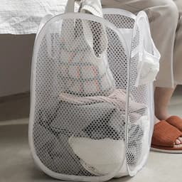 Opvouwbare wasmand wit - pop up wasmand - wasmand voor op reis - wasmand met hengsels - was sorteren met extra opbergvak - waszak opvouwbaar voor onderweg - vakantie wasmand met handvatten — thumbnail 1
