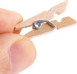 Kleine houten mini knijpers - 50 STUKS - Knijpertjes - Fotoknijpers - Geboorte wasknijpers - 2.5 CM - Kaartknijpers - Foto knijpers - Knijper om foto's aan op te hangen - Fotohouder - Knijpers - Wasknijpers - Kerstkaart hangers - Polaroid - Decoratie — thumbnail 2