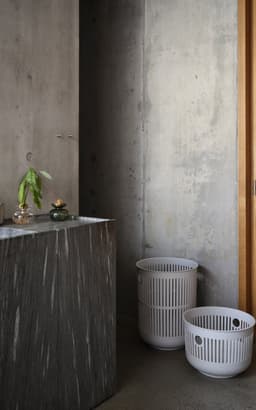 Zone Denmark Ume Wasmand met Deksel - 60 liter - Soft Grey (grijs) - Kunststof - Ronde Wasmand met Hengsel - Wasbox of Opbergmand — thumbnail 5