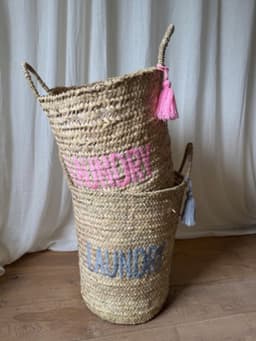 Wasmand - Grijs - Was – Mand - Badkamer - Opbergmand - Palmblad - Laundry - Laundrybasket- Rieten mand - Speelgoed - Opbergen - Pompon - Wol – Geschenk - Kinderkamer - Handgemaakt - Decoratie - Geboorte - Cadeau — thumbnail 3