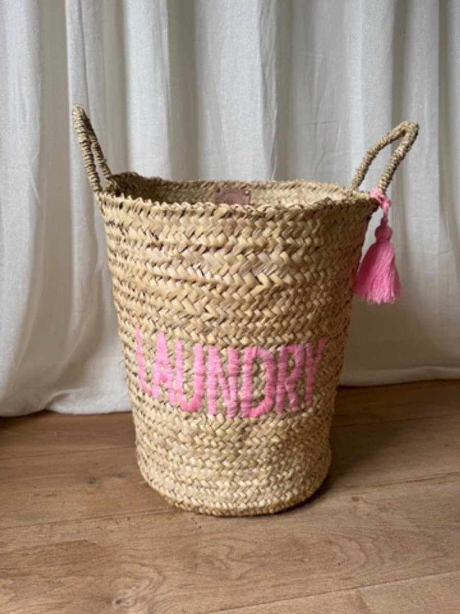 Wasmand - Roze - Was – Mand - Badkamer - Opbergmand - Palmblad - Laundry - Laundrybasket- Rieten mand - Speelgoed - Opbergen - Pompon - Wol – Geschenk - Kinderkamer - Handgemaakt - Decoratie - Geboorte - Cadeau — afbeelding 1