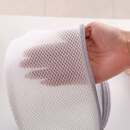 Drie waszakken van mesh voor de wasmachine kunnen worden gebruikt om bh's, ondergoed, sokken en delicate kledingstukken te wassen. — thumbnail 2