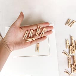 ‌JeiibrZui Jute Koord 100 M - Houten Wasknijpers - Fototouw Met Clips Voor DIY Decoratie - 10 Stuk - Natuurlijke Kleuren — thumbnail 3