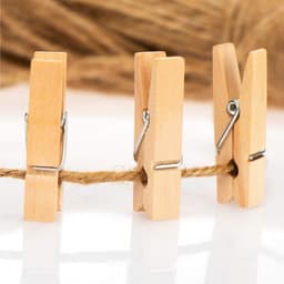 Wasknijpers en 50 m jute touw, kleine houten knijpers als decoratie voor foto's, collages, ansichtkaarten, foto's & geluksgeschenken (120 stuks - met jute lint - naturel) — thumbnail 2