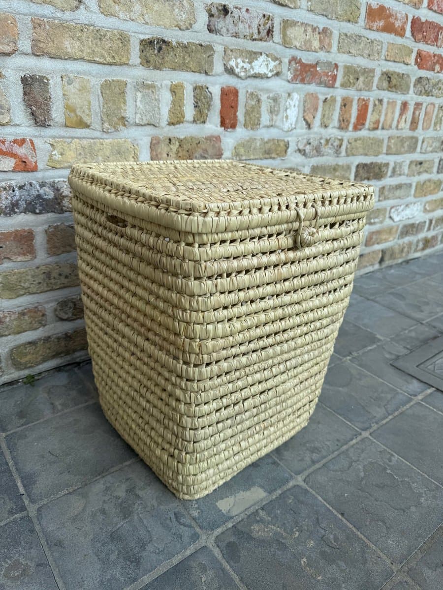 Wasmand – Was – Mand - Badkamer - Opbergmand - Palmblad - Laundry - Laundrybasket- Rieten mand - Speelgoed - Opbergen - Mand met naam - Pompon - Wol – Geschenk - Kinderkamer - Gepersonaliseerd - Handgemaakt - Decoratie - Geboorte - Cadeau — afbeelding 1