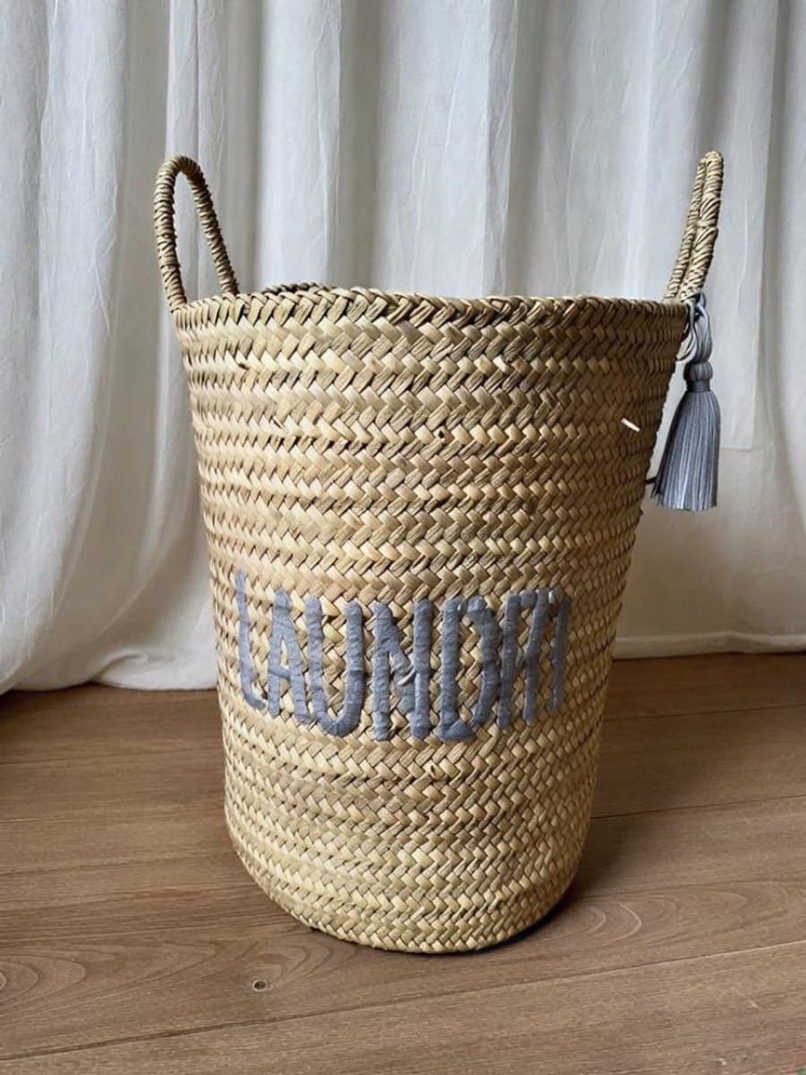Wasmand - Grijs - Was – Mand - Badkamer - Opbergmand - Palmblad - Laundry - Laundrybasket- Rieten mand - Speelgoed - Opbergen - Pompon - Wol – Geschenk - Kinderkamer - Handgemaakt - Decoratie - Geboorte - Cadeau — afbeelding 1