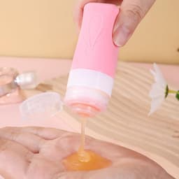 Set van 5 siliconen reisflessen, FDA-toegelaten 60 ml reisformaat, BPA-vrij, lekvrije, knijpbare siliconen slangen voor shampoo, spoeling, lotion, zeep met etiketten — thumbnail 4