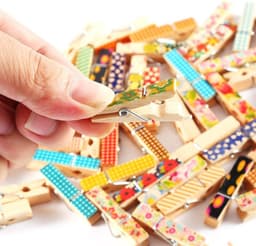 100 Stuks Mini Houten Waslijn Knijpers – Kleurrijk Geschilderde Plankjes voor Foto's & Knutselen — thumbnail 2