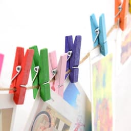 100 stuks kleine houten klemmen - kleurrijke mini wasknijpers - foto clips - mini papieren fotoclip - hangende clips — thumbnail 4
