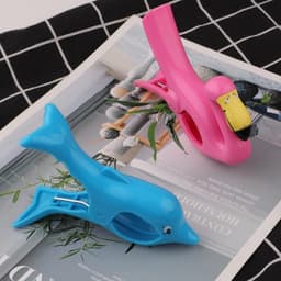 JGS Premium - Grote strandhanddoekklemmen 4 stuks - Winddicht - Flamingo en dolfijnen - Badhanddoek klemmen - Kunststof - Quiltclips - Strand accessoires — thumbnail 4