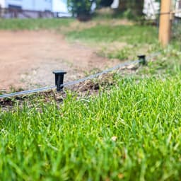 SnelShoppen - 100x Robotic Lawnmower Accessoire Haken - Kunststof Grondankers - Bevestigingspennen voor Hoses, Kabels en Covers - Stevige Grondpinnen — thumbnail 4