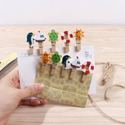 Dailygoods- Houten Knijpers 10 Stuks - Mini Wasknijpers - Fotoklemmen - Paperclips - Berichtklemmen - Decoratieklemmen — thumbnail 4