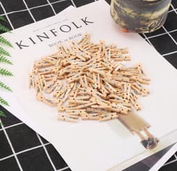 FSW-Products - Kleine Houten Mini Knijpers - 50 Stuks - Kaart Was Knijpertjes - Foto Knijpers - Polaroid - Geboorte Wasknijpers - Kaartknijper - Kerst Sinterklaas Decoratie — thumbnail 1