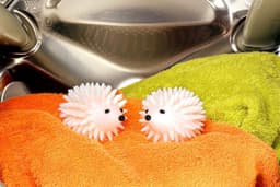 Kikkerland Herbruikbare wasdrogerballen (set van 2) - Vermindert droogtijd - Egel - Wit - Huishouden accessoire - Ballen voor in de droger — thumbnail 3