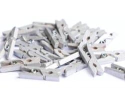 Kleine houten mini knijpers - 50 STUKS - Zilver - Knijpertjes - Fotoknijpers - Geboorte wasknijpers - 2.5 CM - Kaartknijpers - Foto knijpers - Knijper om foto's aan op te hangen - Fotohouder - Knijpers - Wasknijpers - Kerstkaart hangers - Decoratie