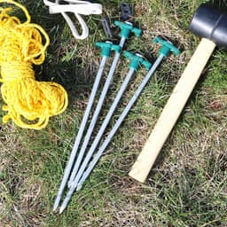 24x stalen haringen - lange en stevige haringen met plastic houder - rotsachtige haringen voor kamperen en buitenshuis - ideaal voor normale en harde grond — thumbnail 2