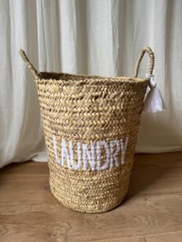Wasmand - Wit - Was – Mand - Badkamer - Opbergmand - Palmblad - Laundry - Laundrybasket- Rieten mand - Speelgoed - Opbergen - Pompon - Wol – Geschenk - Kinderkamer - Handgemaakt - Decoratie - Geboorte - Cadeau — thumbnail 1