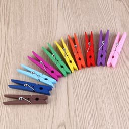 Houten Wasknijpers - Kledingknijpers Foto Clips - Kleding Drogen - Natuurlijk Hout - 7.4 cm - Gekleurd — thumbnail 2