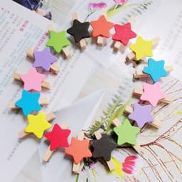 Dailygoods- Wasknijpers 50 Stuks - Sterren Houten Wasknijpers - Mini Clips - Kleurrijke Fotoclips - Ambachtelijke Decoratie - Afmetingen 3 x 0,4 cm - Decoratieclips — thumbnail 3