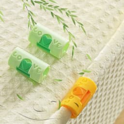 18 Stuks - Stevige Dekbedklemmen - Dekbedovertrekclips - 1,8×1,8×3,5 cm - Dekbedknijpers - Dekbed Clips - ABS - Voorkomt verschuiven dekbedovertrek - Geel, groen — thumbnail 4