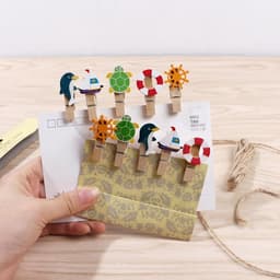 Dailygoods- Houten Knijpers 10 Stuks - Mini Wasknijpers - Fotoklemmen - Paperclips - Berichtklemmen - Decoratieklemmen — thumbnail 2